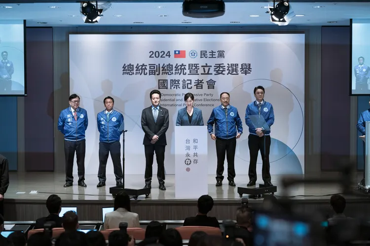 Janet（中）戲裡有不少公開演說的橋段。牽猴子提供