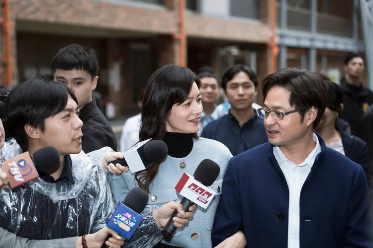 Janet（中）與鄭有傑（右）戲裡是夫妻。牽猴子提供