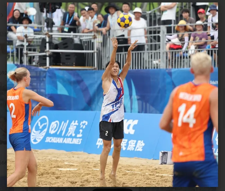 沙灘合球好手黃英庭在2025成都世運沙灘合球決賽，壓哨出手逆轉強敵荷蘭。體育署提供
