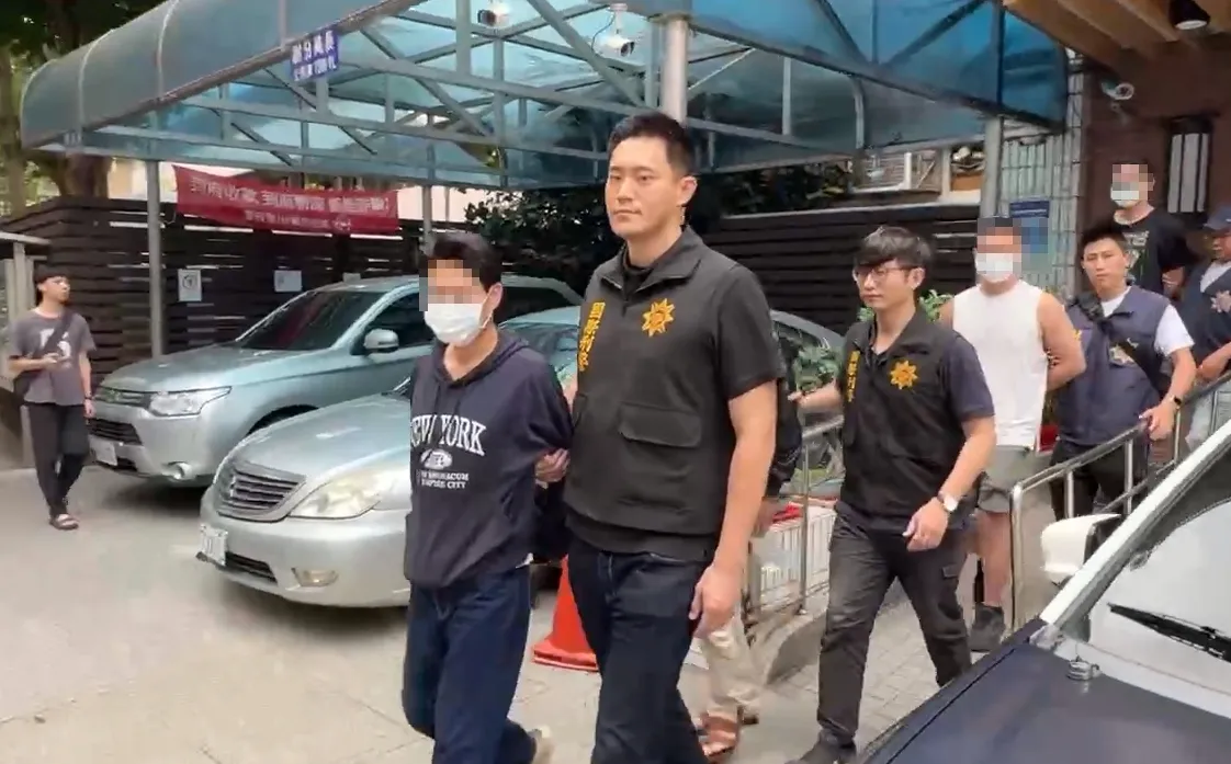 系统商梁男(前)等人送办。警方提供