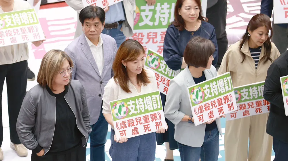 民进党立委郭昱晴(左2)、林楚茵(右)也卸下党团干部。翻摄自郭昱晴脸书