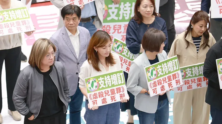 民進黨立委郭昱晴（左2）、林楚茵（右）也卸下黨團幹部。翻攝自郭昱晴臉書