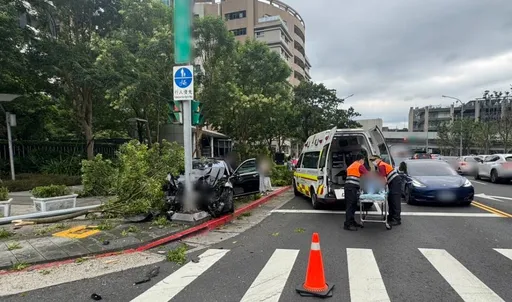 賓士遭曳引車追撞慌了!駕駛踩油門暴衝波及3車 2人遭安全氣囊「彈傷」送醫