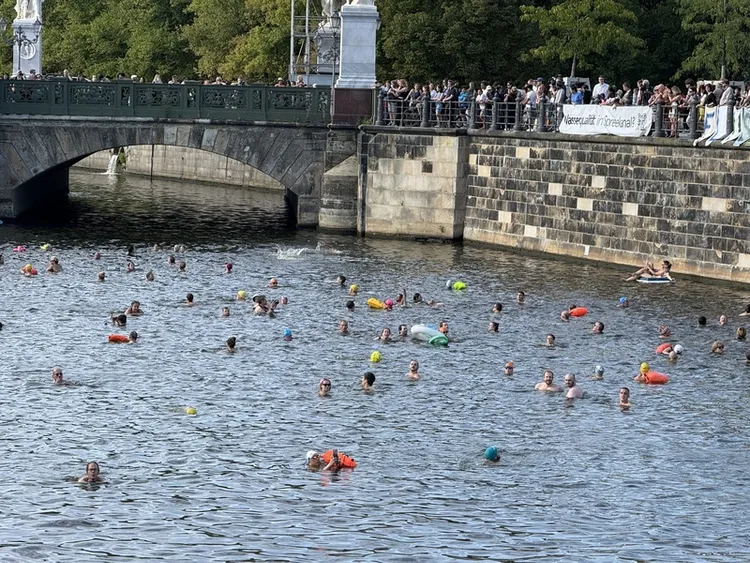 約700名抗爭者在柏林市中心「下水餃」，跳入河中爭取「河泳權」，宛如一場夏日解放派對，引路過民眾圍觀。 中央社