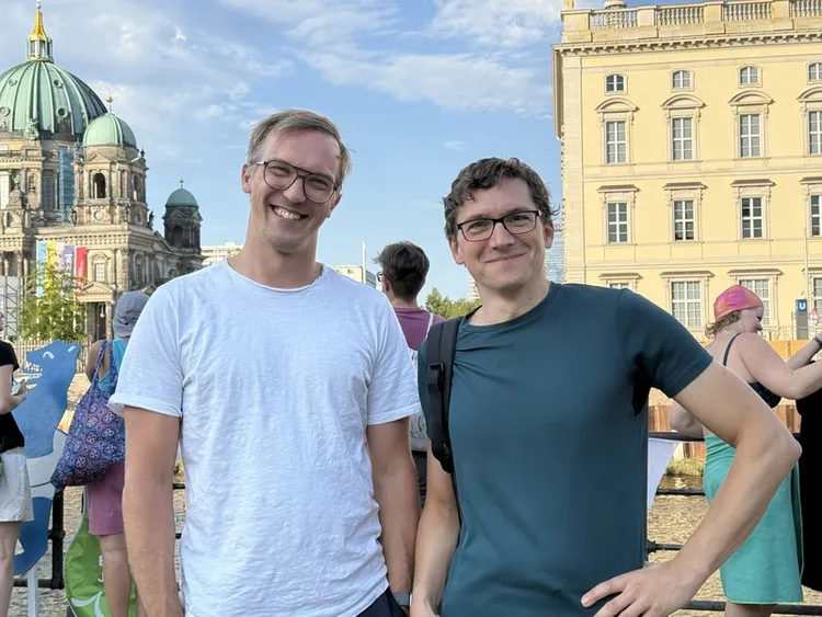 土生土長的柏林居民Sebastian（左）與 Valentin（右）告訴中央社，柏林河泳禁令長達百年，出生以來從來沒看過有人在市中心的河段游泳，希望政府早日解禁，滿足民眾夏日消暑需求。 中央社