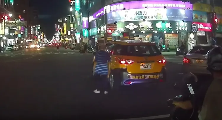 小黃運將行動遲緩。翻攝自gb44566