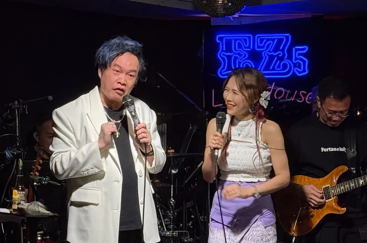 康康（左）與吳申梅合唱《當愛已成往事》。吳申梅提供