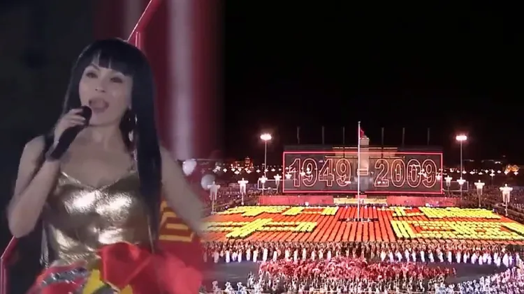 千百惠在2009年登上中共60周年國慶晚會獻唱。翻攝千百惠微博