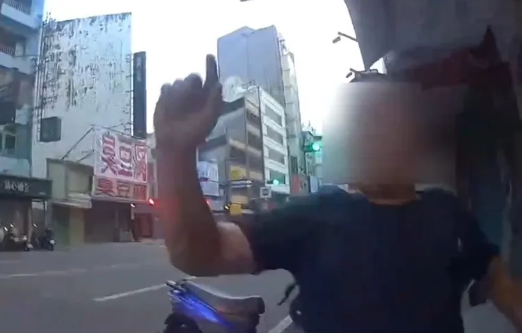 男子酒後大鬧早餐店。翻攝畫面