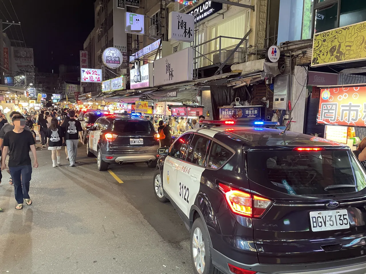 中坜警方对中原夜市执行治安扫荡。警方提供