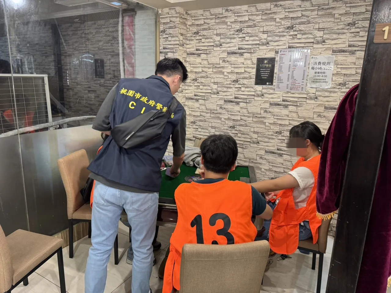 现场逮获29名赌客。警方提供