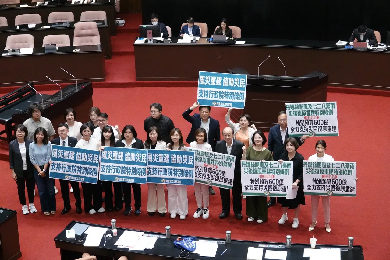 立法院会三读通过「丹娜丝台风及728豪雨灾后复原重建特别条例」。庄宗达摄