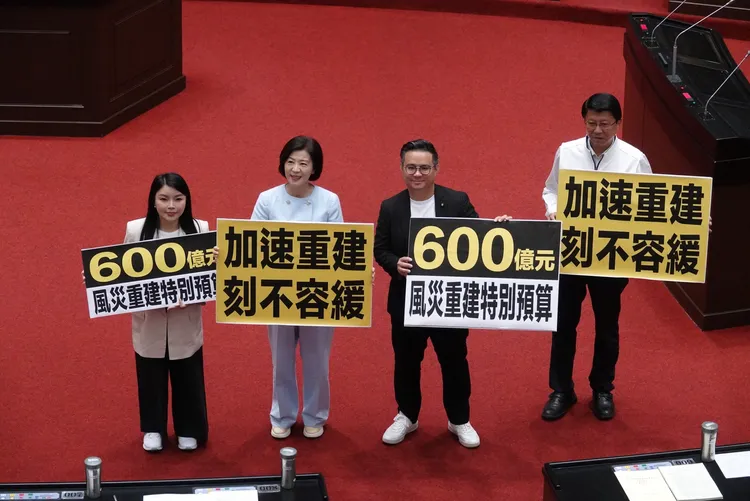 立法院會三讀通過「丹娜絲颱風及728豪雨災後復原重建特別條例」。莊宗達攝