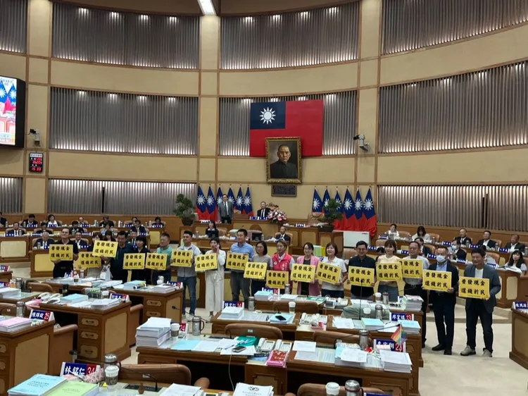 新北市議會民進黨團提案「普發4.6萬」現金，並於現場舉牌「還錢於民」。翻攝自卓冠廷臉書