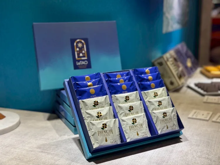 「LeTAO綜合禮盒」18入紅茶巧克力夾心餅乾及小樽色內通起司夾心餅乾各9入。小樽洋菓子舖LeTAO提供