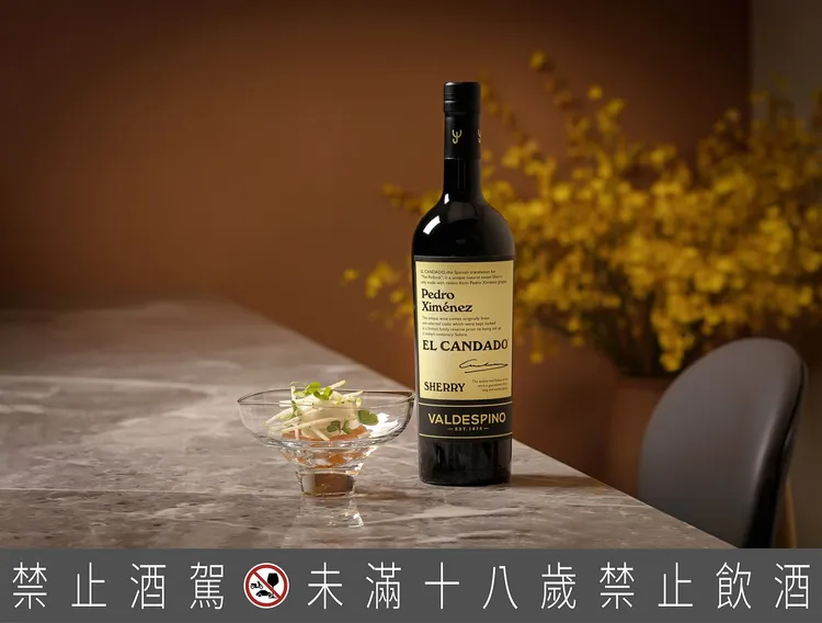 台中「UNA-VERSE DESSERT」主廚Una透過解構與重組，展現傳統甜鹹交融的味覺記憶。品牌提供