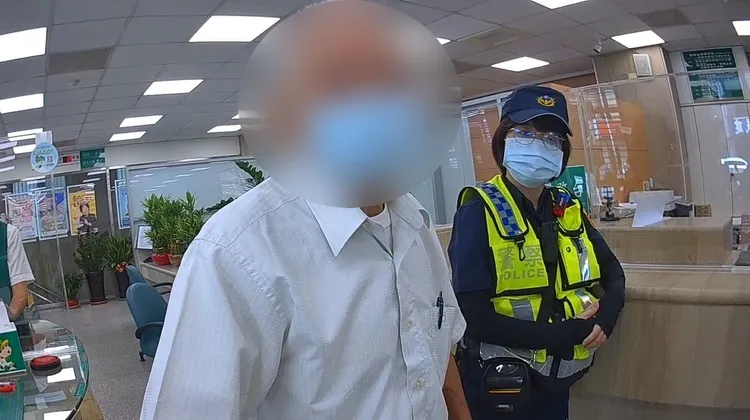 鄭姓老翁提領30萬元被警方及行員阻詐，竟不耐煩喊「穢氣啦」，隨後騎車負氣離開。民眾提供