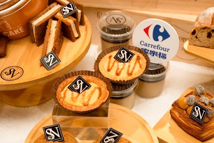 「黑糖舒壓系」推出西園誠一郎主廚研發的「黑糖焦糖起司塔」等新品。家樂福提供