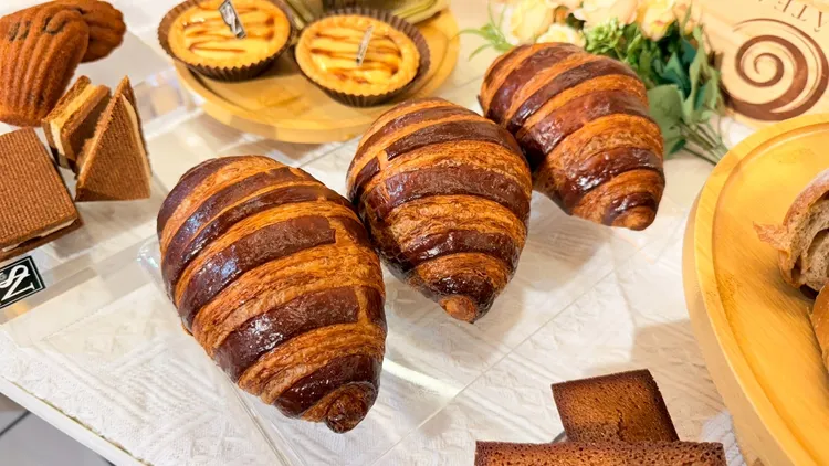 「黑糖舒壓系」推出王鵬傑研發的「黑糖雙色可頌」等新品。家樂福提供