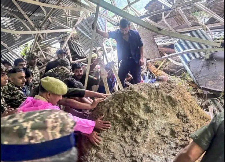 印度北部神廟朝聖之路發生山崩，至少30人死亡。翻攝X@patrakar_mitr