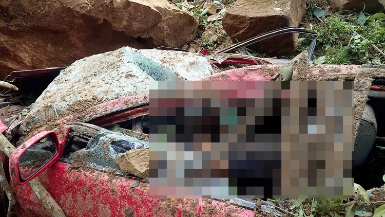 汽車遭巨大落石砸中，車上2人當場受困昏迷。翻攝畫面