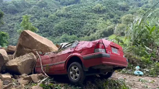 苗栗泰安山区道路坍方 落石砸车2死!乘客爆头惨死、驾驶伤重不治
