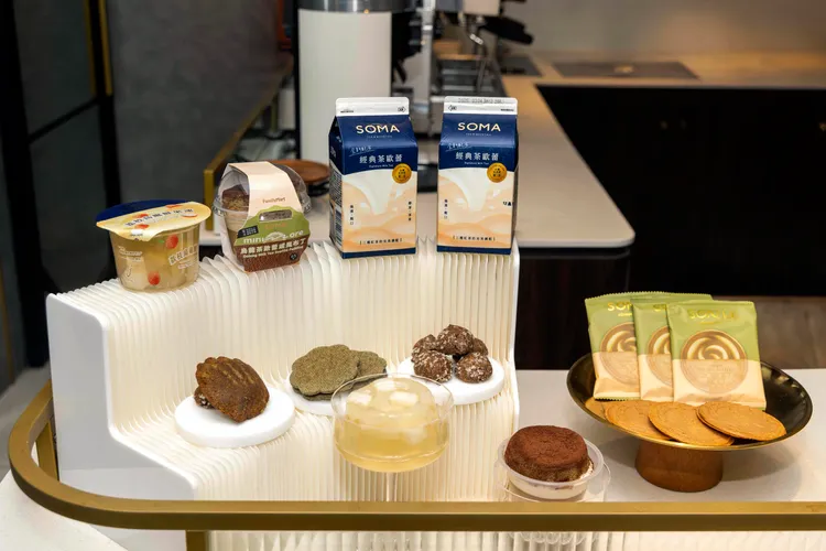 配合新飲品同步推出以蜜隱烏龍入味的甜點。SOMA提供