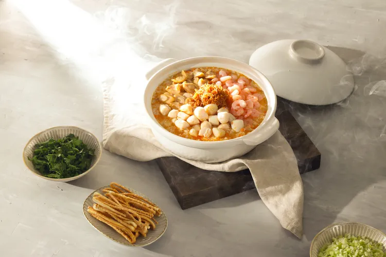 新竹湖濱館施培智主廚獻上「及第蟹黃海珍粥」，鮑魚、珠貝與蟹黃熬製，搭配酥鬆江蘇麵點「饊子」，金色粥品極致奢華。