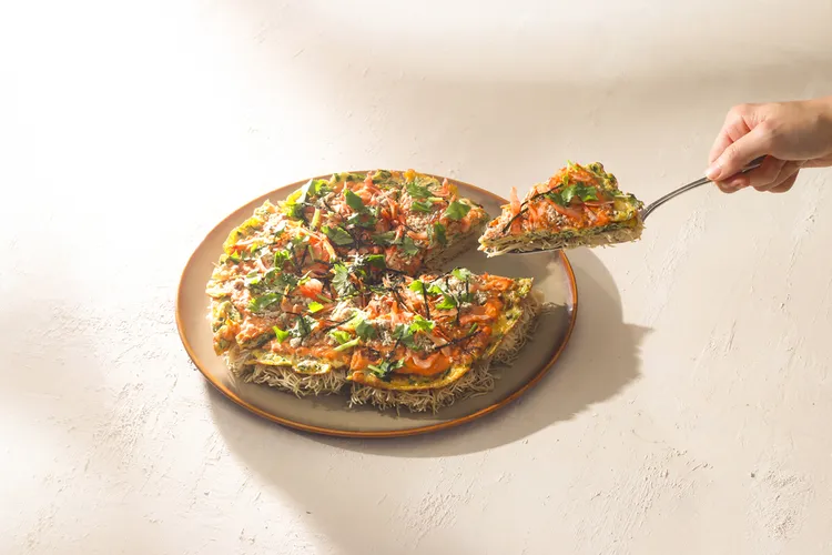 蘇澳四季雙泉館林建至主廚推出「櫻花蝦鯖魚麵線披薩」，創造出台風創意披薩。