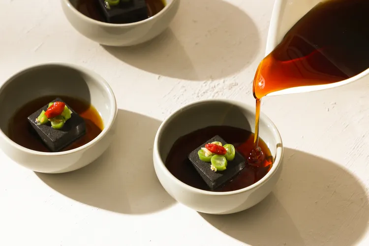 煙波國際觀光集團新明星料理菜色更聚焦創意蔬食，引領新世代蔬食潮流，圖為青芥胡麻豆腐。