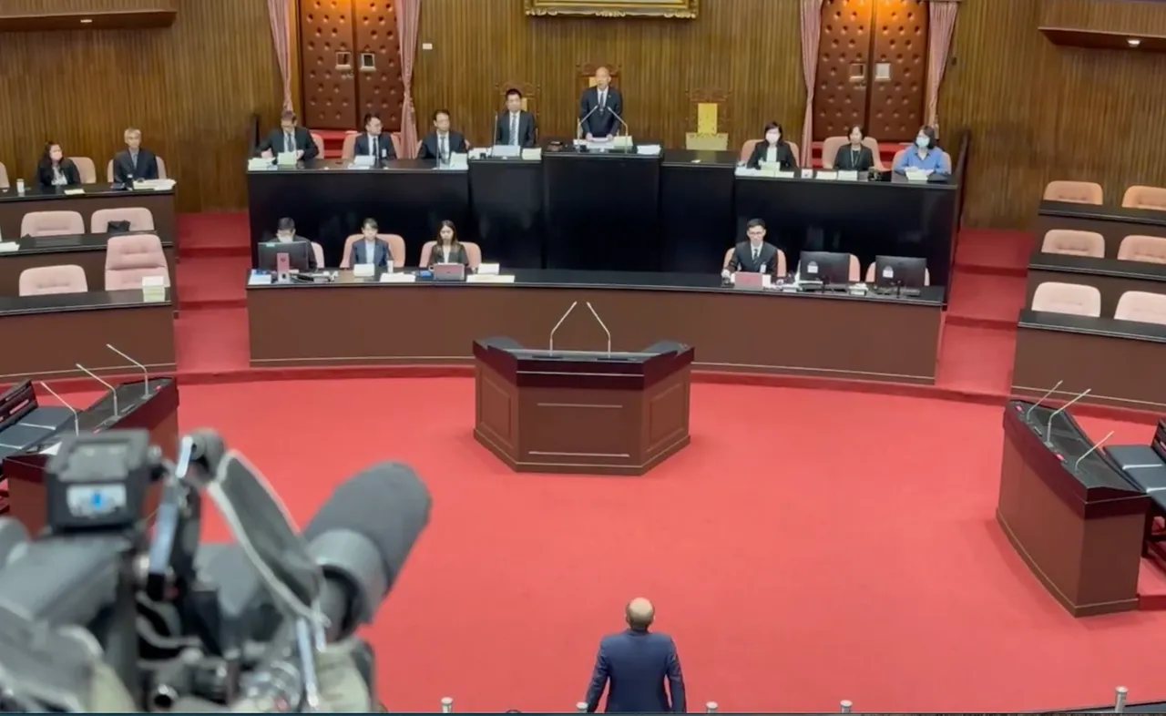 韓國瑜發言時,台下的民進黨團總召柯建銘緊盯,並於韓發言完後鼓掌。邱筠媜攝