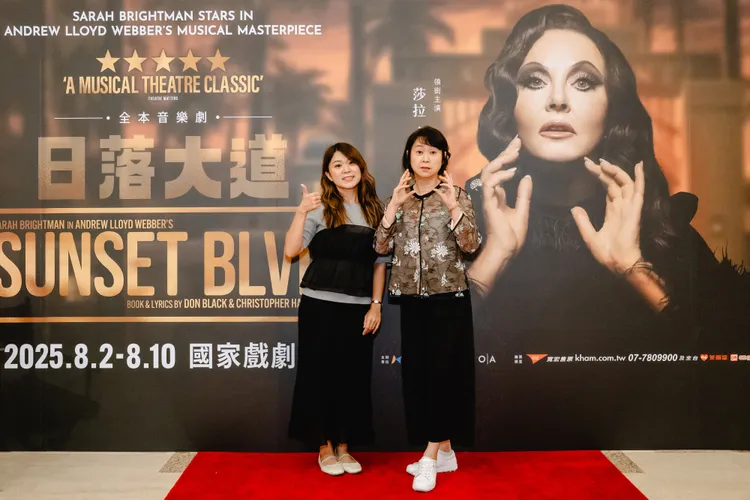 王月母女到場欣賞。寬宏藝術提供