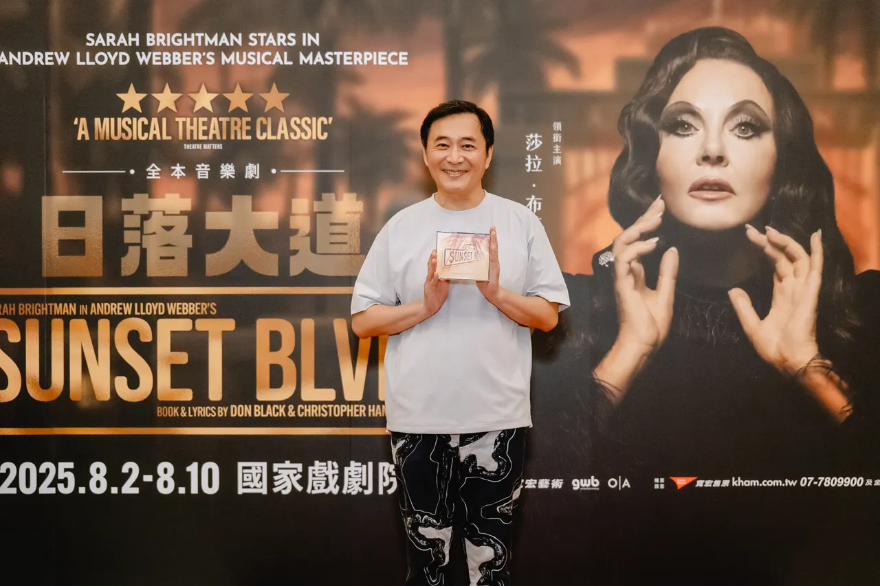 汤志伟到场欣赏。宽宏艺术提供
