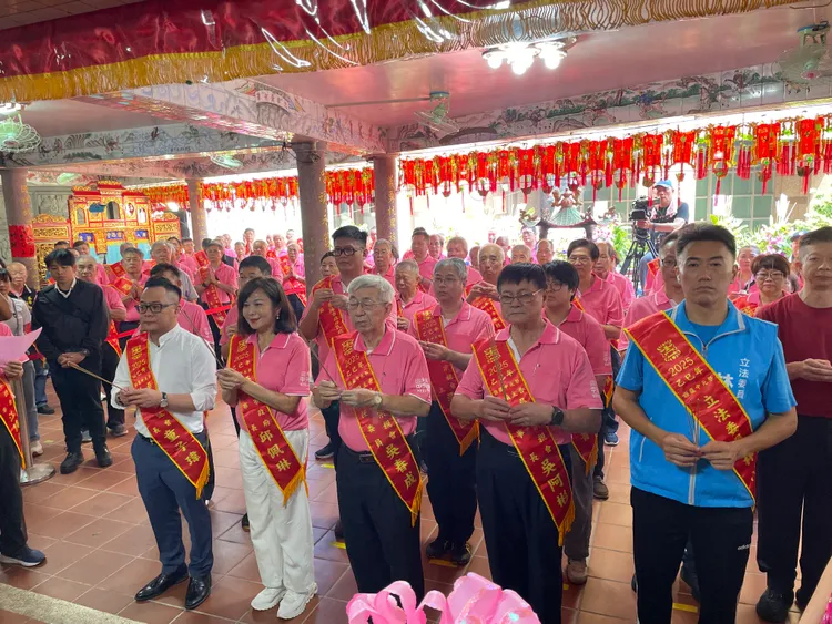 基隆市副市長邱佩琳、議長童子瑋及立委林沛祥等人今天下午到老大公廟舉行開龕門儀式。葉先鵬攝