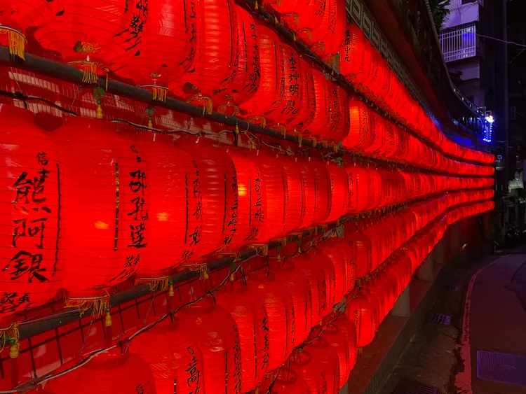 受閏六月影響，上月老大公廟已舉行「起燈腳」儀式。葉先鵬攝