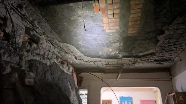 公寓天花板突然崩落，所幸全案無人受傷。翻攝照片