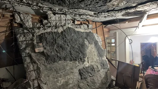 基隆公寓惊传天花板崩落!大量水泥块砸毁客厅 现场恐怖画面曝