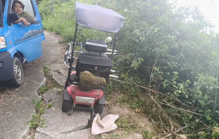 老翁騎乘的電動車。警方提供
