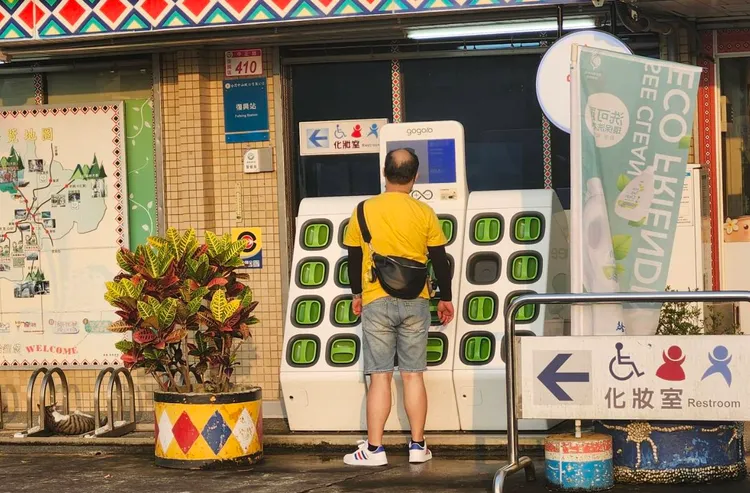 警方搭載黃男前往加油站更換電池。大溪警分局提供