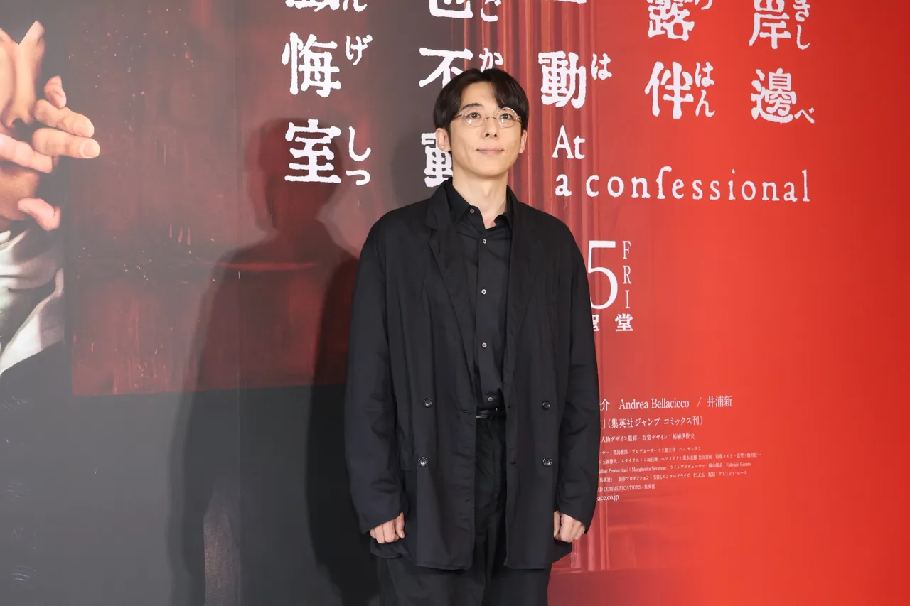 高桥一生戴眼镜亮相,被粉丝夸帅开心致谢。庄宗达摄