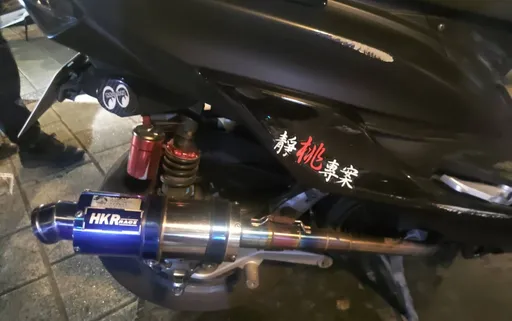 機車車身貼「靜桃專案」!噪音卻超標 無照騎士當場噴飛1萬元
