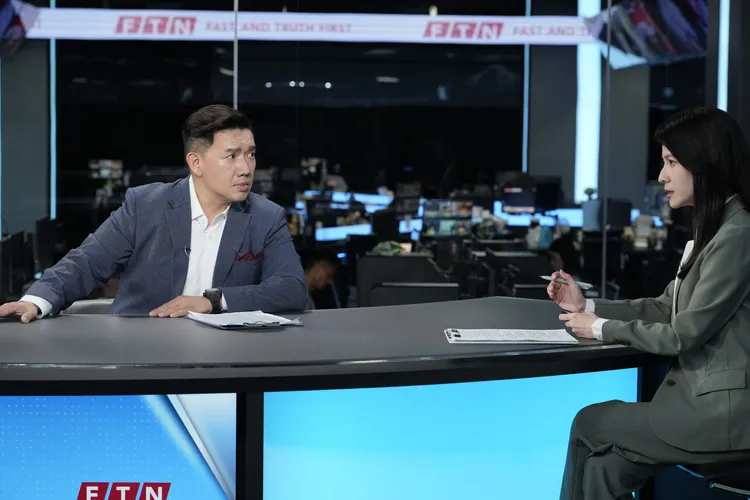 連俞涵（右）戲裡訪問杜汶澤。牽猴子提供