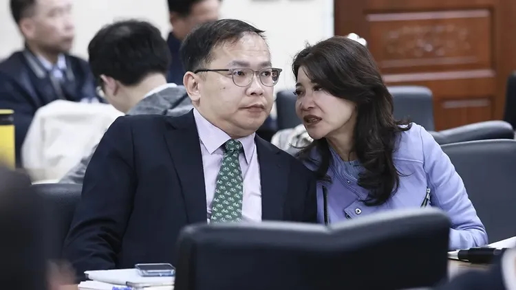 民進黨立委王義川（左）。右為綠委林楚茵。資料照片