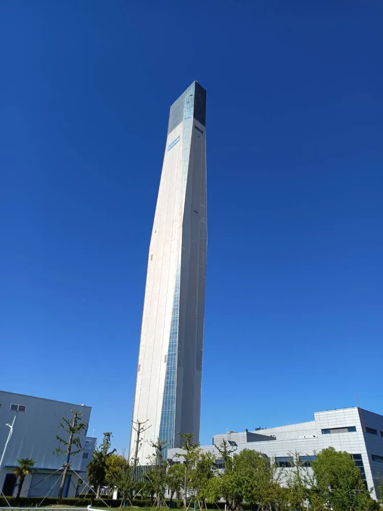 通力集團1996年進入中國大陸市場，於「通力崑山工業園」打造全球最大的單一電梯工廠生產基地，並打造樓高235.6公尺的測試塔，目前高速電梯已突破每秒20公尺的極限速度。許麗珍攝