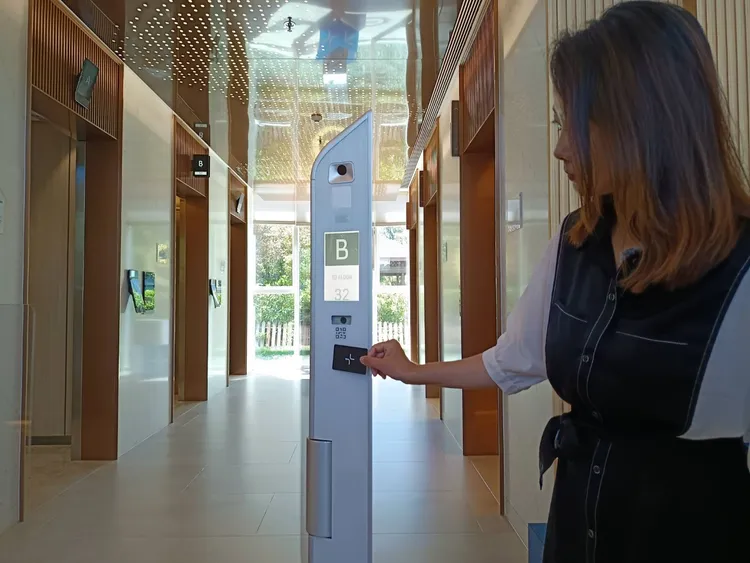 通力電梯開發的DCS智慧派梯系統，乘客在進入大廳時即可完成樓層選擇，系統會自動分配最適合的電梯，既縮短候梯時間。許麗珍攝