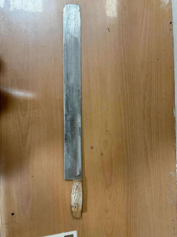 警方查扣砍人兇刀。翻攝畫面