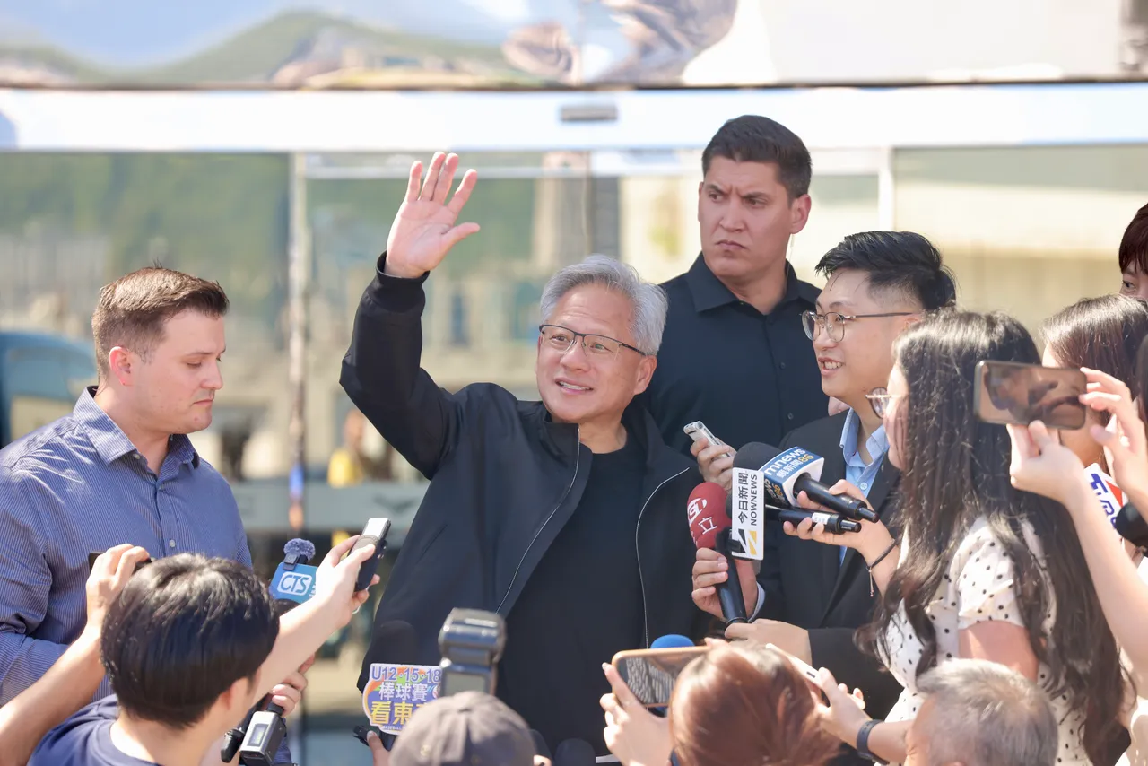 黄仁勋维持一贯亲民风格与现场媒体挥手致意。彭欣伟摄