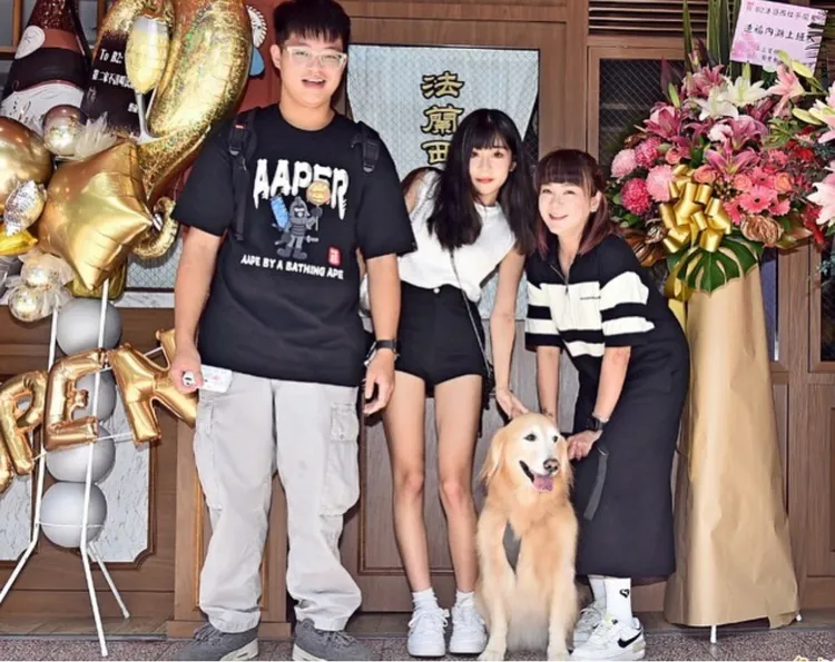 梓蛋跟媽媽、哥哥還有狗狗合照。翻攝梓蛋IG