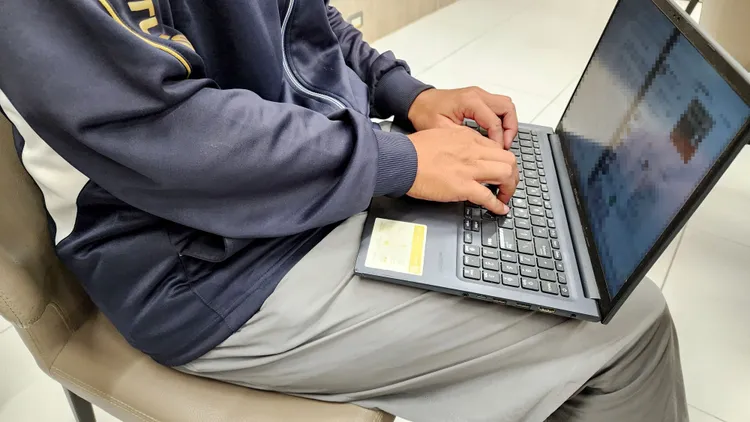 醫師建議，應避免熱源直接接觸，如筆電放置大腿、熱敷袋或長時間泡溫泉，才能降低對男性生殖健康的影響。院方提供