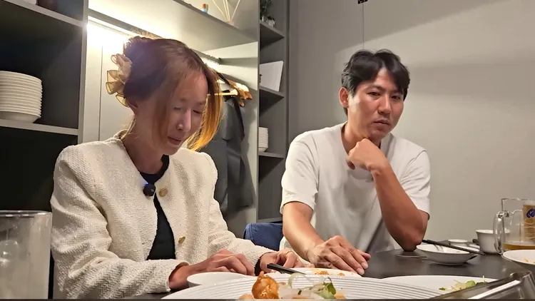 Shoo（左）因賭博爭議身心俱疲，一度尋短，哭到泣不成聲。翻攝YouTube